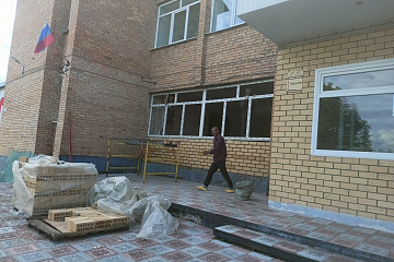 Начался капитальный ремонт здания ЦСДК с.Заречный (замена оконных блоков в помещении танцевального зала).