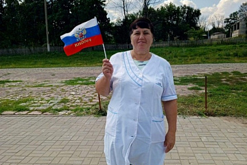 В преддверии праздника работники дома культуры МКУК "СКЦ" Возрождение "" провели акцию "Флаг у нас прекрасный, белый, синий, красный"