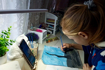Работники дома культуры провели выставку детских рисунков "Апрель - на дворе капель! ". 